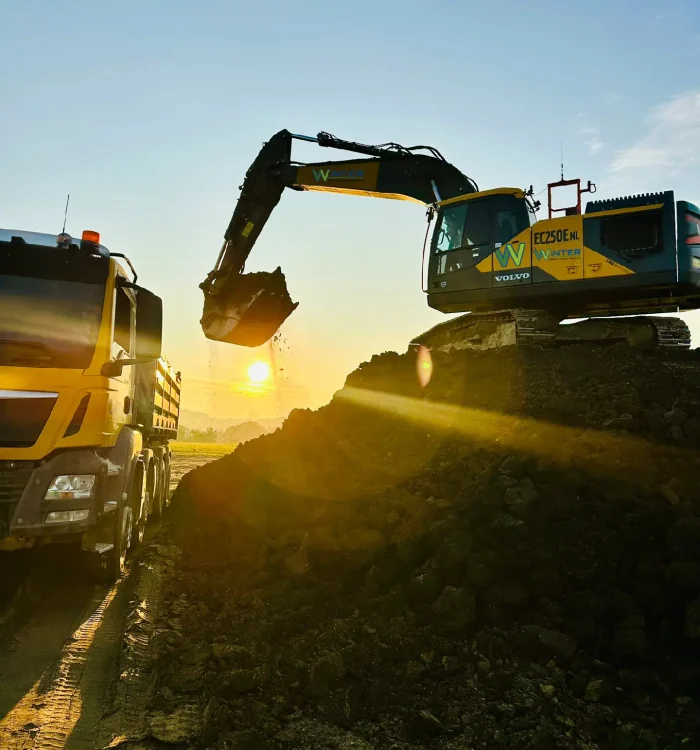 Winter Transporte Volvo Bagger Laedt Einen Lkw Mit Erde